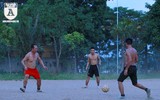 [ẢNH] Thanh niên ở quê cởi trần đá bóng phủi mùa World Cup